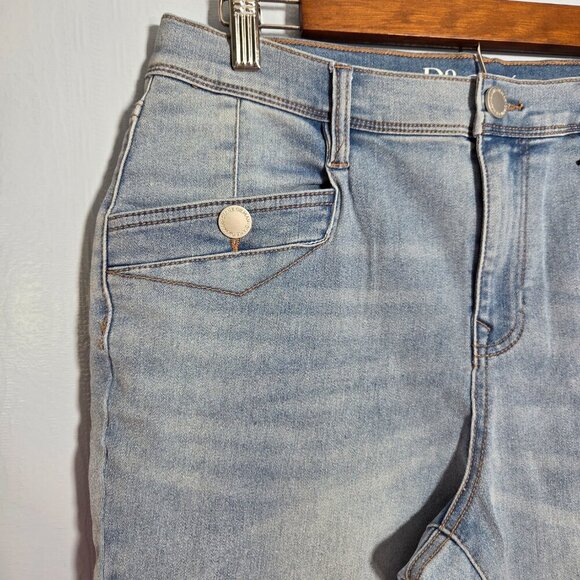 DG2 by Diane Gilman 14 Light Wash Denim Blue Slight Flare Summer Capri Pants - Picture 3 of 12